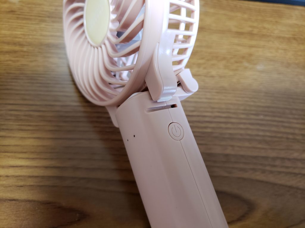 ピンクの小型扇風機のスイッチ部分